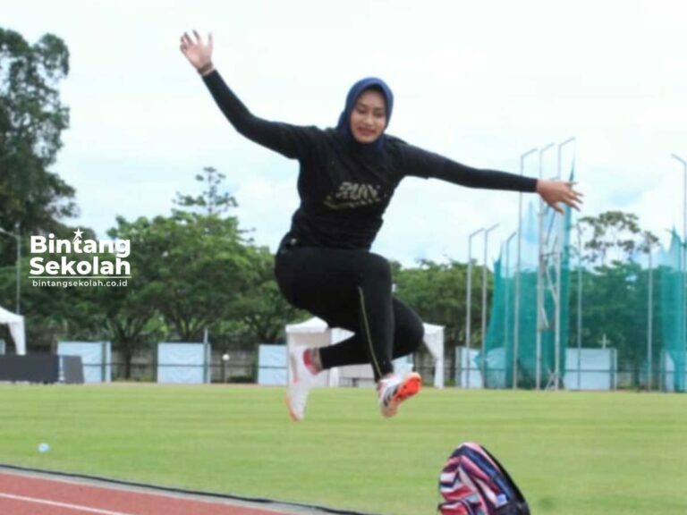 Devi Oktafriana atlet lompat jauh sedang berlatih