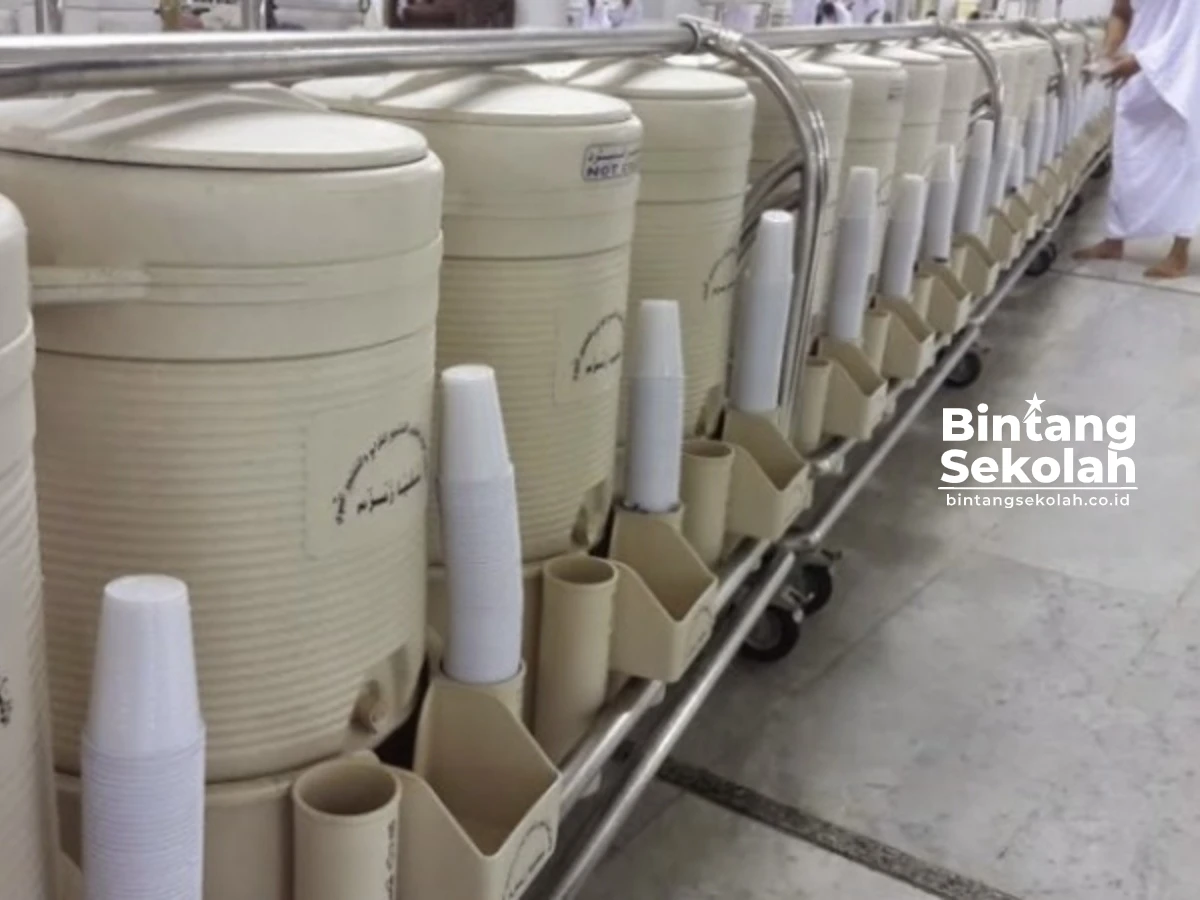 Galon Air Zamzam tersedia di banyak lokasi di Masjidil Haram dan Masjid Nabawi untuk minum Jamaah Haji sepuasnya