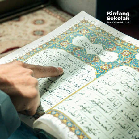Seorang Muslim sedang membaca Al-Qur'an surat Al-Baqarah