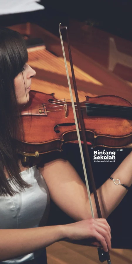 Biola berbunyi karena senar atau dawai yang digesek