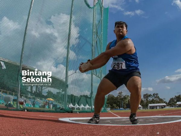 Atlet Lontar Martil asal Sumatera Barat, Rafika Putra, berhasil meraih medali emas dan memecahkan rekor PON dengan lemparan sejauh 54,05 meter pada di PON XX Papua 2021